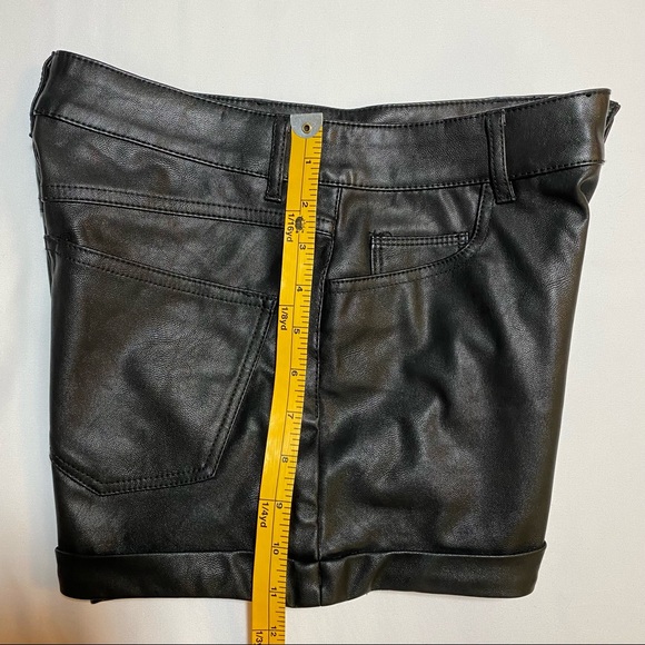 NWT Divided by H&M Faux Leather Cuffed Shorts Size 6 Black - Picture 3 of 6
